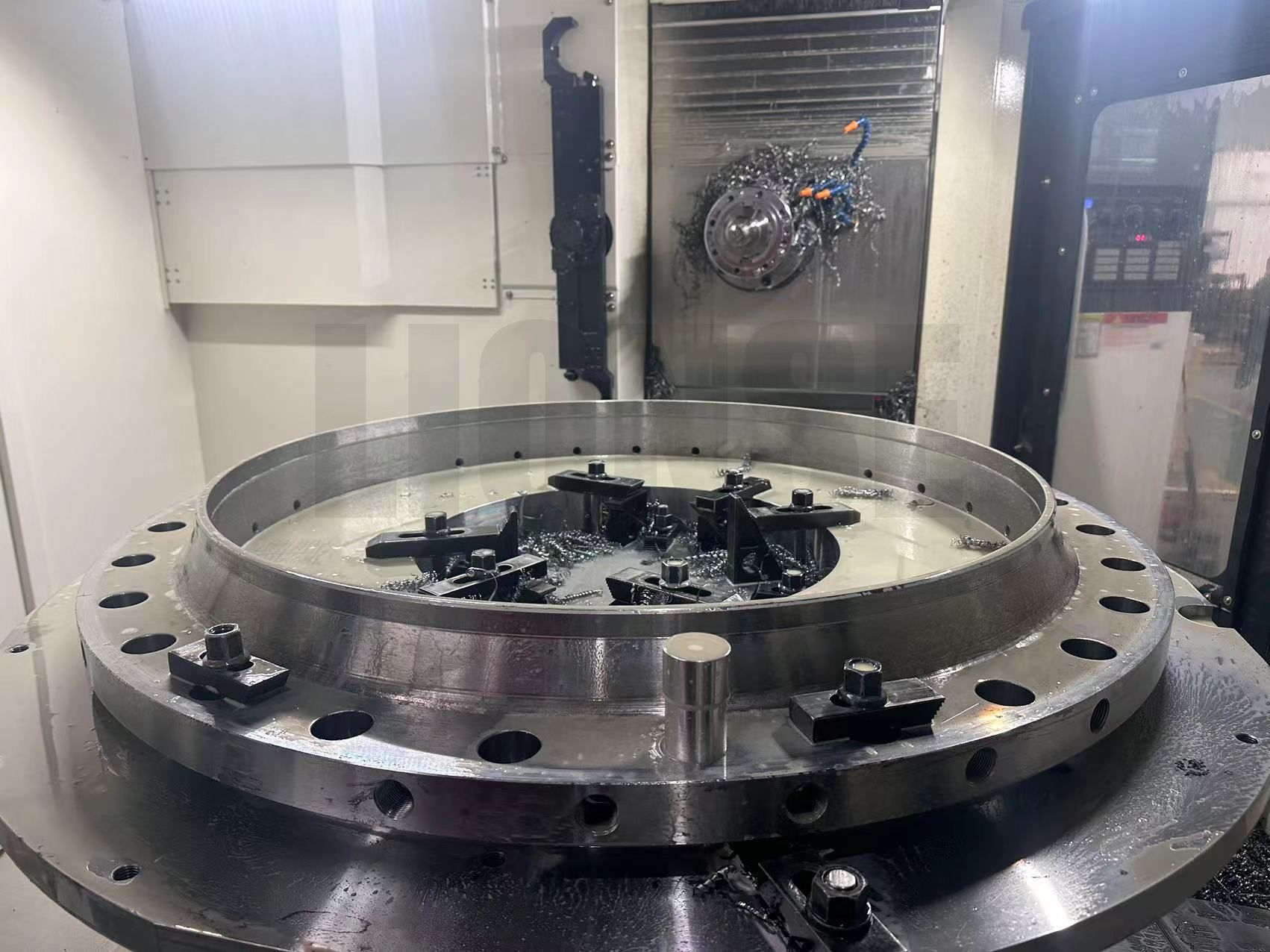 Hur säkerställer man hålets vertikalitet vid borrning av flänsar med stor diameter?