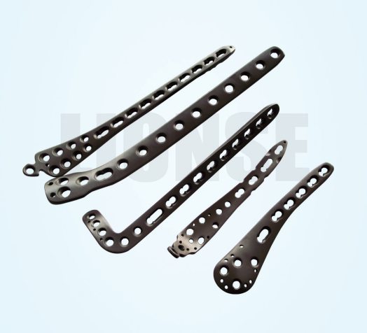 Varför är titanlegeringskomponenter gynnade för medicinska implantat?