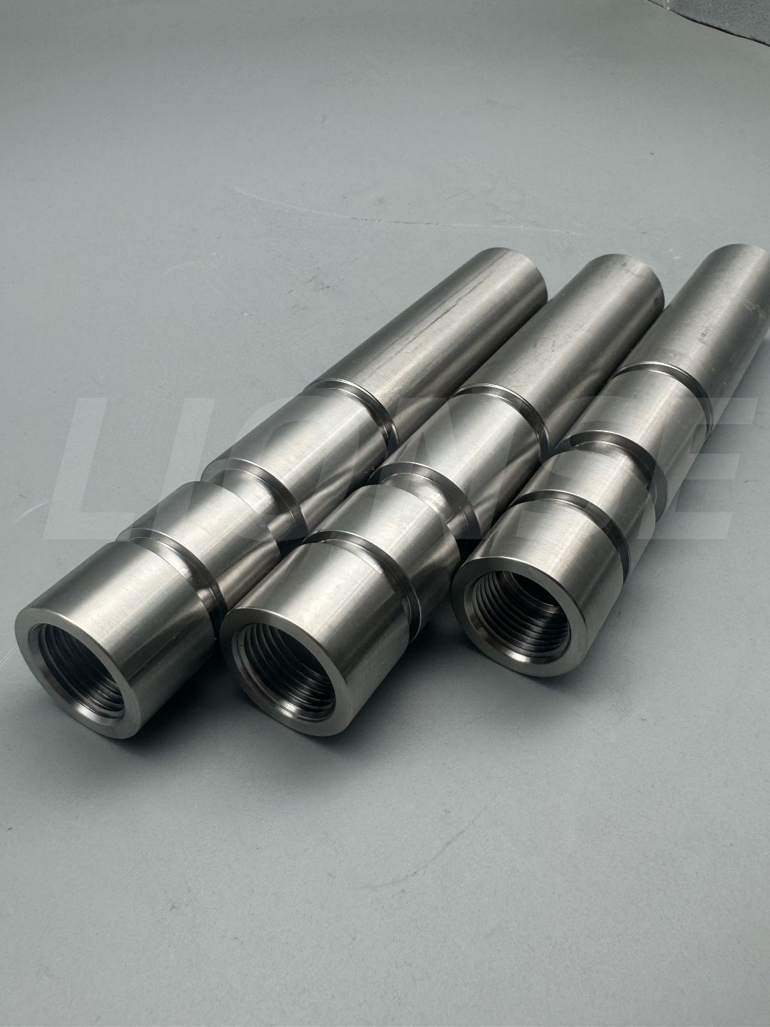 Titanium Grade 5 axel med NC-svarvning